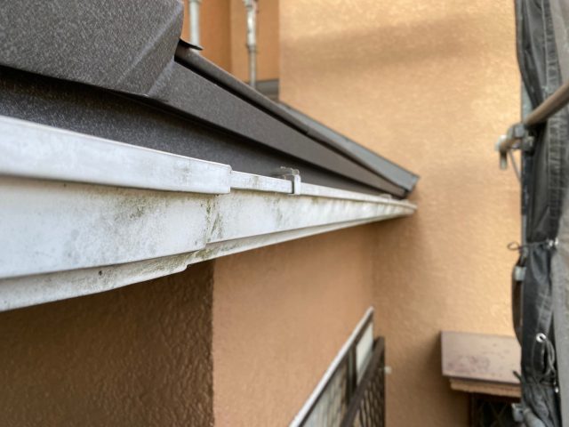 三木市の老朽化した雨樋